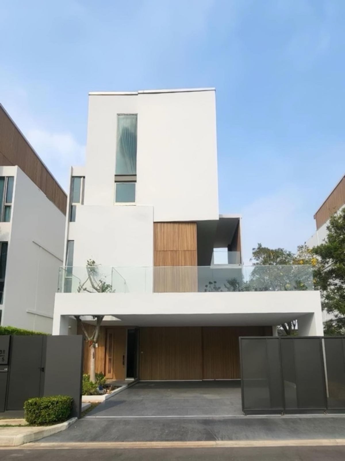 For RentHousePattanakan, Srinakarin : #House for rent VIVE Rama 9, the latest project from Land&Houses.