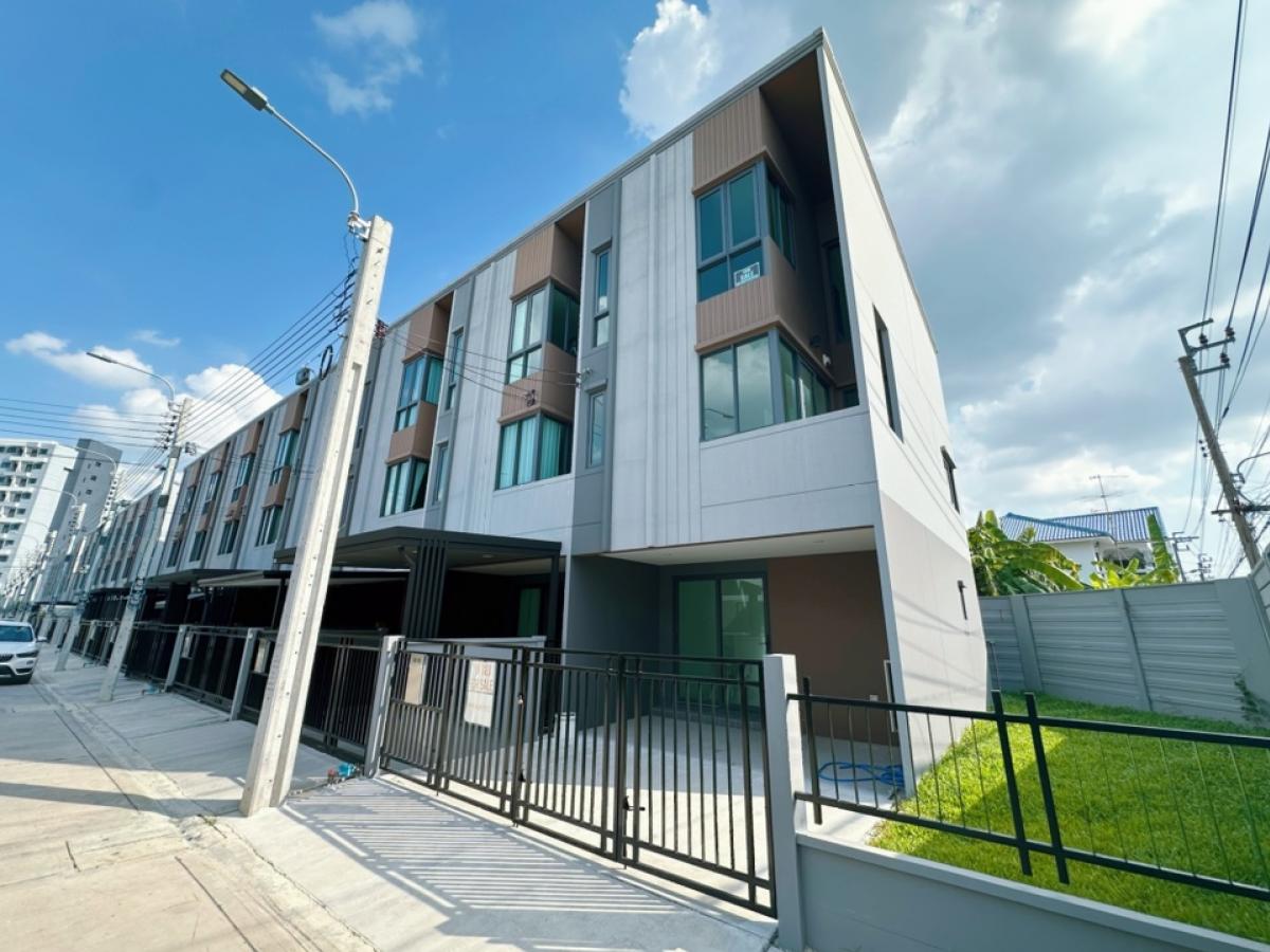 For SaleTownhomeRathburana, Suksawat : Selling a new 3-storey house in the middle of the city, corner plot, Pracha Uthit, Suksawat, Rama 3, completed. ready to move in