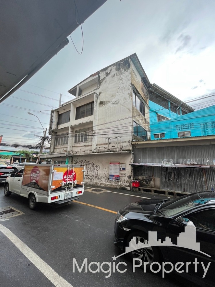 For SaleShop HouseOnnut, Udomsuk : Commercial Building on Main Road For Sale in Sukhumvit 71, Watthana, Bangkok