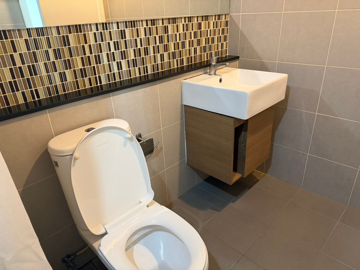 For RentCondoChaengwatana, Muangthong : Condo for rent, Hall mark Chaengwattana 17, size 34 sq m., price 9,000 baht, Building B, 8th floor, room 47/158, opposite Central Chaengwattana. Next to the main road, easy to enter and exit.  (New room ready to move in)