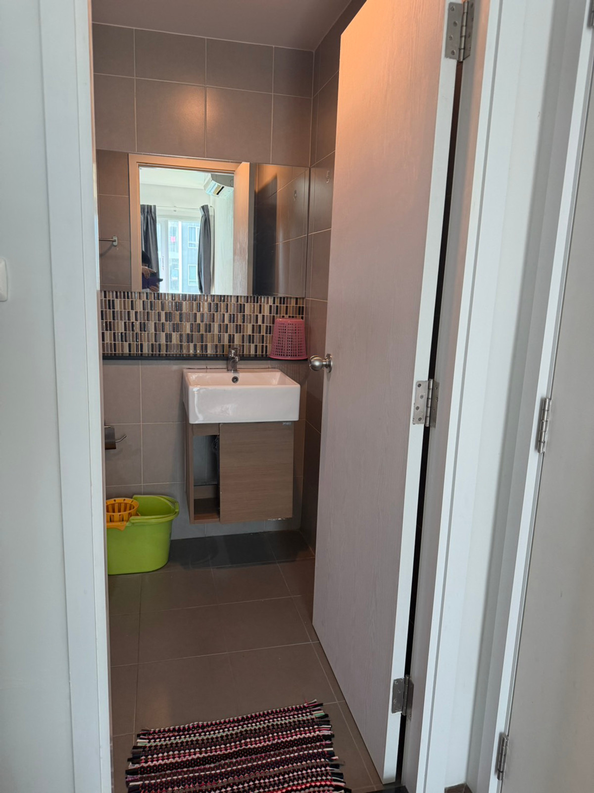 For RentCondoChaengwatana, Muangthong : Condo for rent, Hall mark Chaengwattana 17, size 34 sq m., price 9,000 baht, Building B, 8th floor, room 47/158, opposite Central Chaengwattana. Next to the main road, easy to enter and exit.  (New room ready to move in)