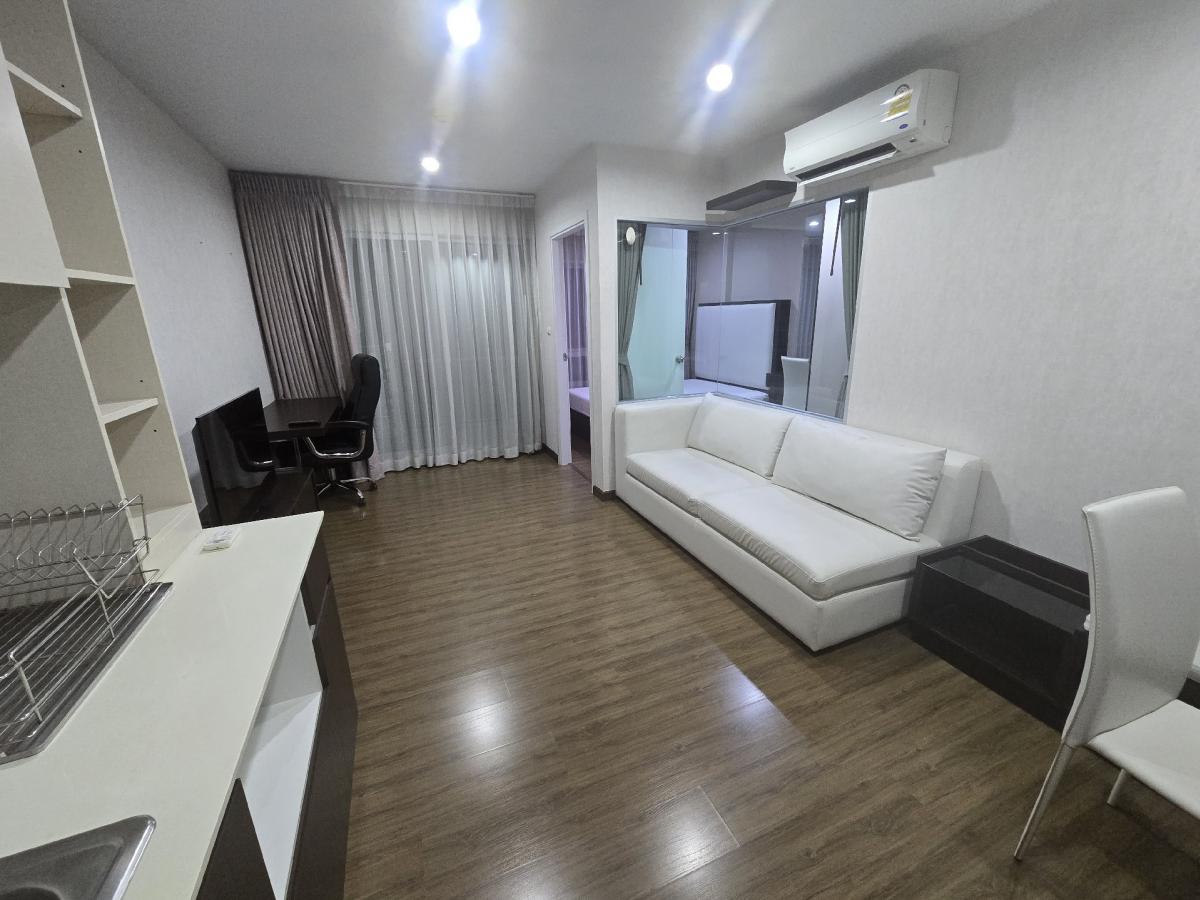 ให้เช่าคอนโดแจ้งวัฒนะ เมืองทอง : ให้เช่าคอนโด Hall mark แจ้งวัฒนะ 17 ขนาด 34 ตรม.ราคา 9,000  บาท ตึก ฺ B ชั้น 7 ห้อง 47/158 อยู่ตรงข้ามเซ็นทรัลแจ้งฒนะ ติดถนนใหญ่เข้าออกสะดวก  (ห้องใหม่พร้อมอยู่)