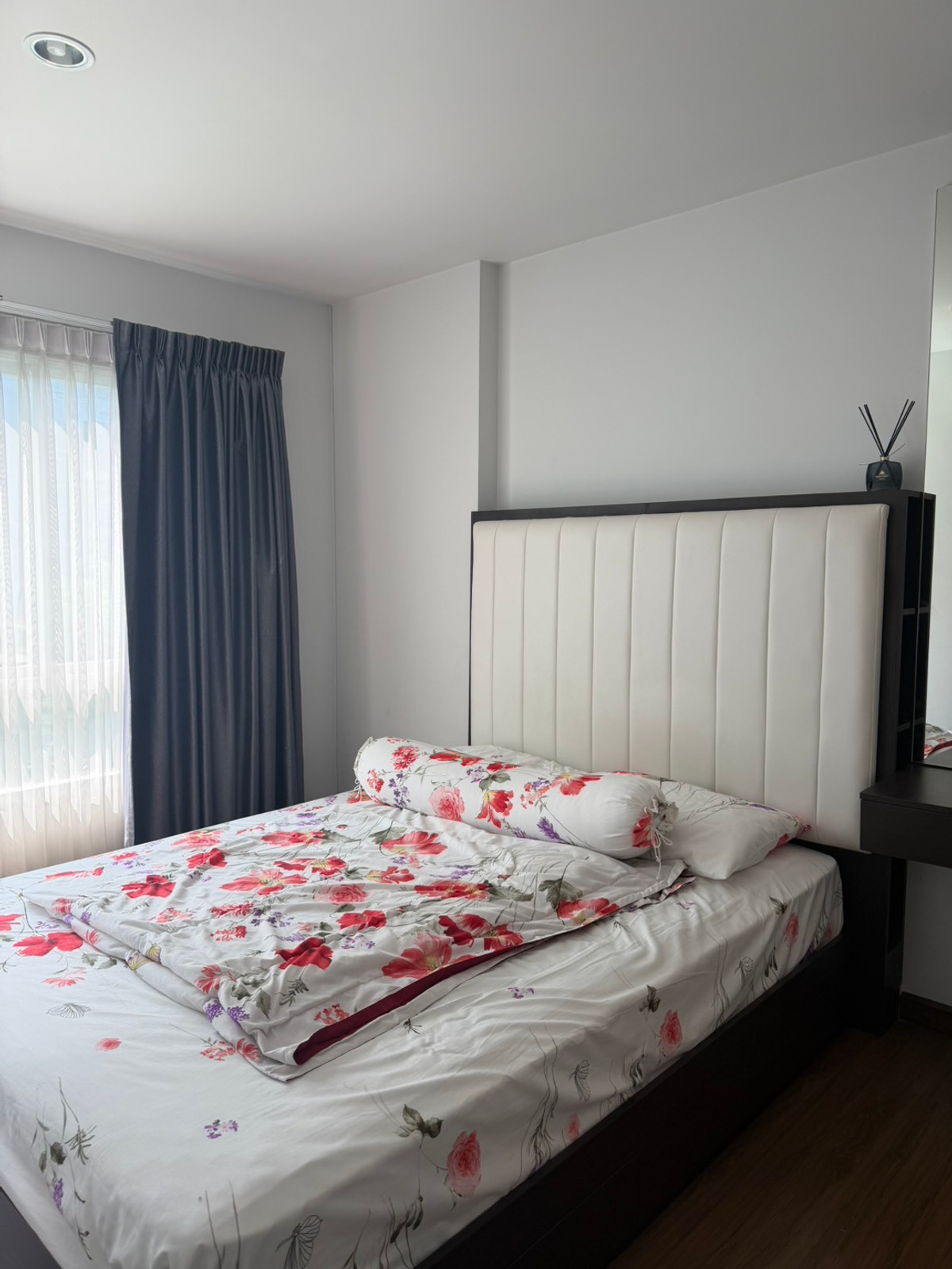 For RentCondoChaengwatana, Muangthong : Condo for rent, Hall mark Chaengwattana 17, size 34 sq m., price 9,000 baht, Building B, 8th floor, room 47/158, opposite Central Chaengwattana. Next to the main road, easy to enter and exit.  (New room ready to move in)