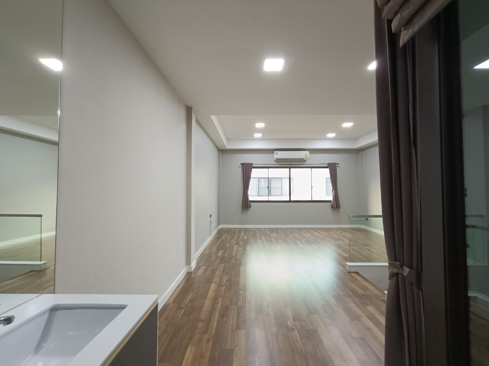 ให้เช่าทาวน์โฮมนวมินทร์ รามอินทรา : ให้เช่าทาวน์โฮม หมู่บ้าน the terrace (เดอะ เทอเรซ) ซอยรามอินทรา65 ห่างจากสถานีรถไฟฟ้าสายสีชมพู 150เมตร