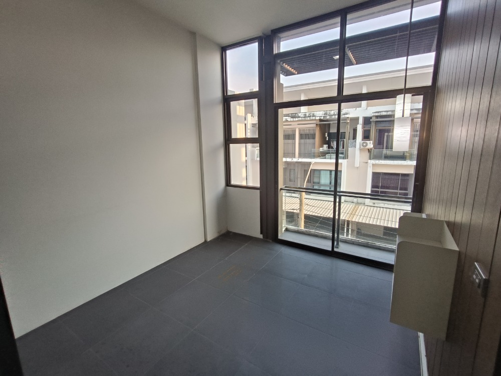 ให้เช่าทาวน์โฮมนวมินทร์ รามอินทรา : ให้เช่าทาวน์โฮม หมู่บ้าน the terrace (เดอะ เทอเรซ) ซอยรามอินทรา65 ห่างจากสถานีรถไฟฟ้าสายสีชมพู 150เมตร