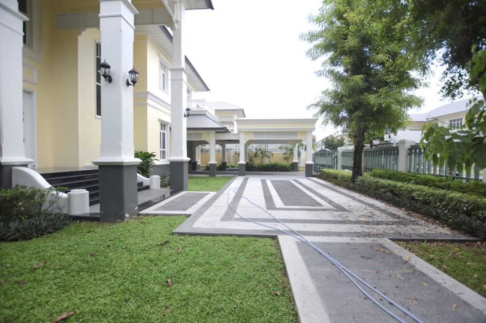 For SaleHouseKaset Nawamin,Ladplakao : Valuable price 4-bedroom house near Central Eastvill .