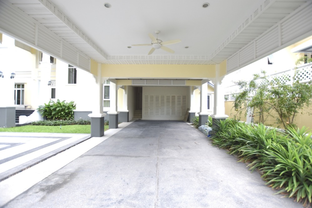 For SaleHouseKaset Nawamin,Ladplakao : Valuable price 4-bedroom house near Central Eastvill .