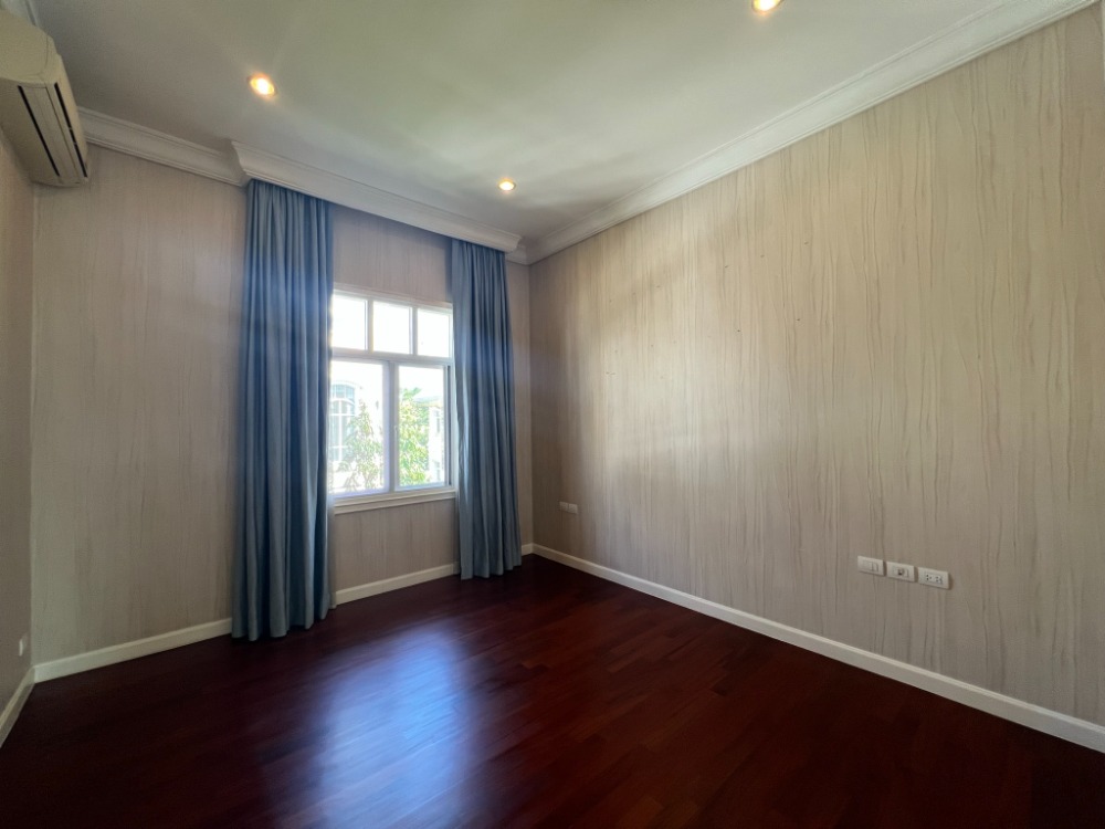 For SaleHouseKaset Nawamin,Ladplakao : Valuable price 4-bedroom house near Central Eastvill .