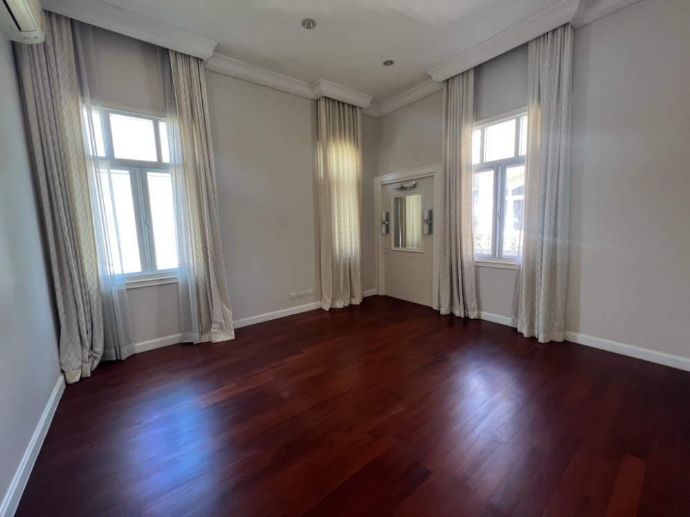 For SaleHouseKaset Nawamin,Ladplakao : Valuable price 4-bedroom house near Central Eastvill .