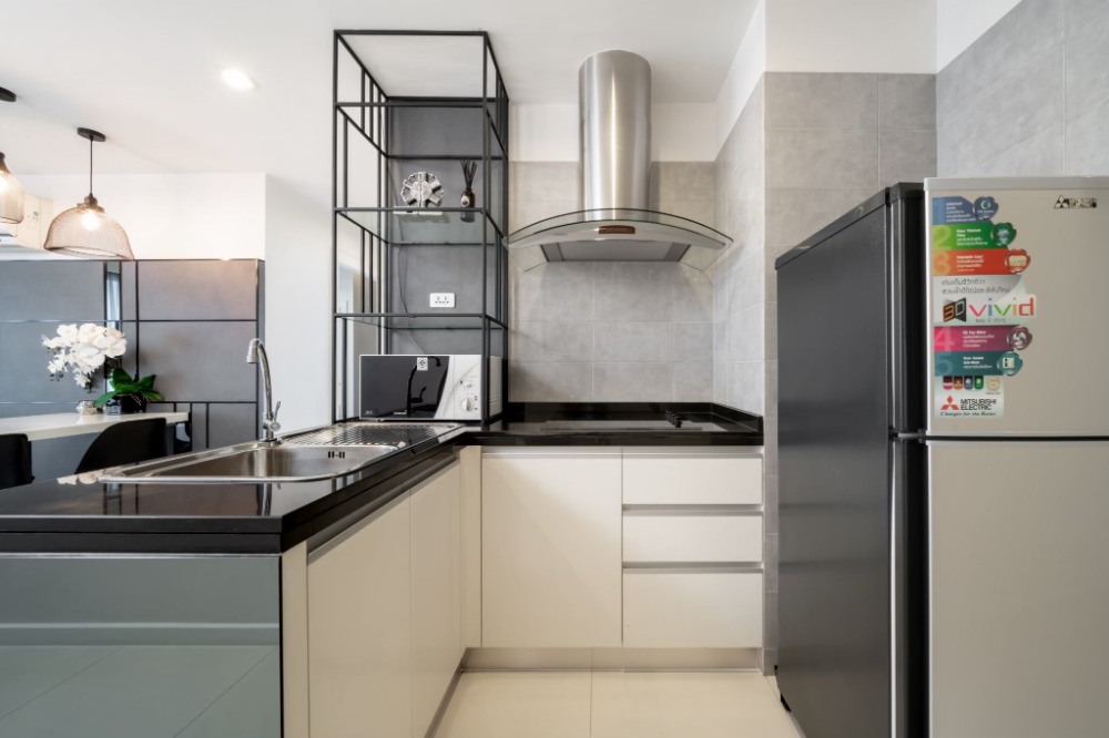 ขายคอนโดสีลม ศาลาแดง บางรัก : ขายด่วน !! คอนโด เดอะ สุรวงศ์ ใจกลางสีลม 2 ห้องนอน ตกแต่งครบ พร้อมลากกระเป๋าเข้าอยู่ได้เลย