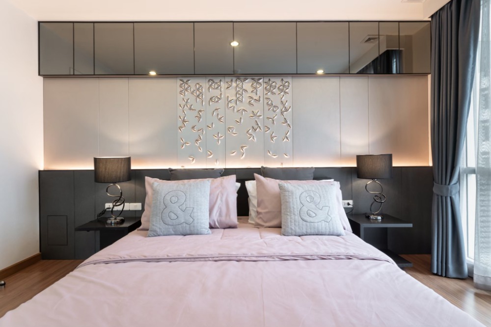 ขายคอนโดสีลม ศาลาแดง บางรัก : ขายด่วน !! คอนโด เดอะ สุรวงศ์ ใจกลางสีลม 2 ห้องนอน ตกแต่งครบ พร้อมลากกระเป๋าเข้าอยู่ได้เลย