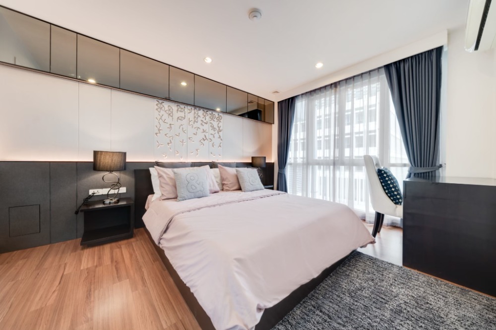 ขายคอนโดสีลม ศาลาแดง บางรัก : ขายด่วน !! คอนโด เดอะ สุรวงศ์ ใจกลางสีลม 2 ห้องนอน ตกแต่งครบ พร้อมลากกระเป๋าเข้าอยู่ได้เลย