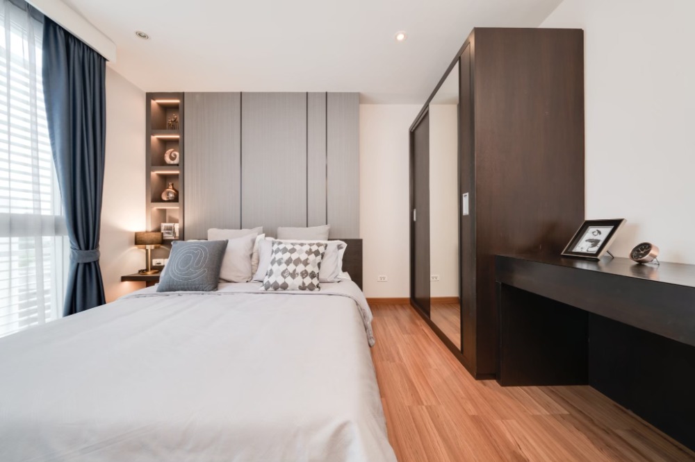 ขายคอนโดสีลม ศาลาแดง บางรัก : ขายด่วน !! คอนโด เดอะ สุรวงศ์ ใจกลางสีลม 2 ห้องนอน ตกแต่งครบ พร้อมลากกระเป๋าเข้าอยู่ได้เลย