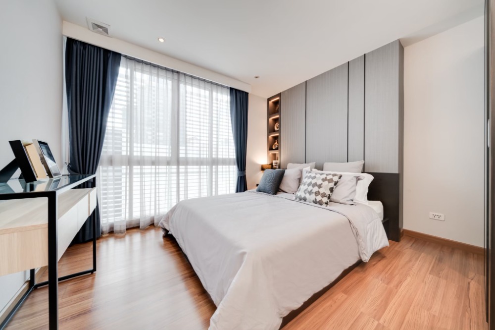 ขายคอนโดสีลม ศาลาแดง บางรัก : ขายด่วน !! คอนโด เดอะ สุรวงศ์ ใจกลางสีลม 2 ห้องนอน ตกแต่งครบ พร้อมลากกระเป๋าเข้าอยู่ได้เลย