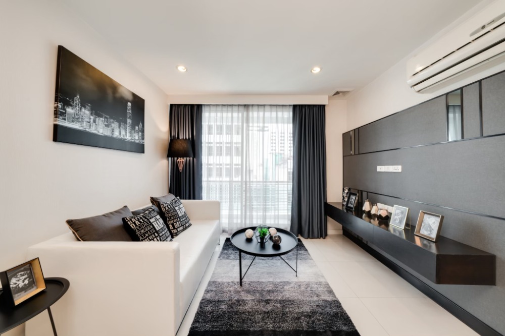 ขายคอนโดสีลม ศาลาแดง บางรัก : ขายด่วน !! คอนโด เดอะ สุรวงศ์ ใจกลางสีลม 2 ห้องนอน ตกแต่งครบ พร้อมลากกระเป๋าเข้าอยู่ได้เลย