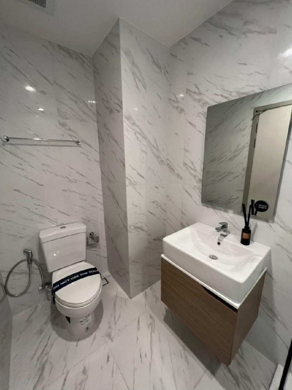 For SaleCondoBangna, Bearing, Lasalle : 1 bedroom 2.79 million 📍Free central for 3 years 😲📍 Hot sale 🎉 Fully furnished room, can carry the bag and move in Beautiful room, fully furnished with furniture @Ideo Mobi Sukhumvit Eastpoint