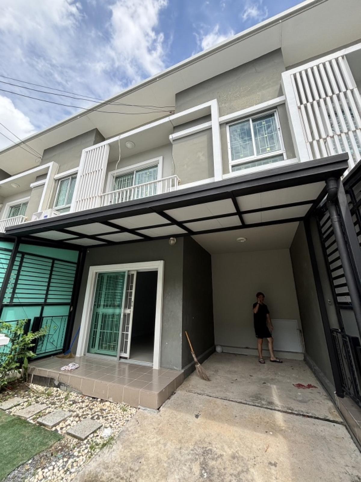 For RentTownhomeLadkrabang, Suwannaphum Airport : Townhouse for rent, Niran Ville 12, Wat Si Warin Noi (Soi Lat Krabang 54)