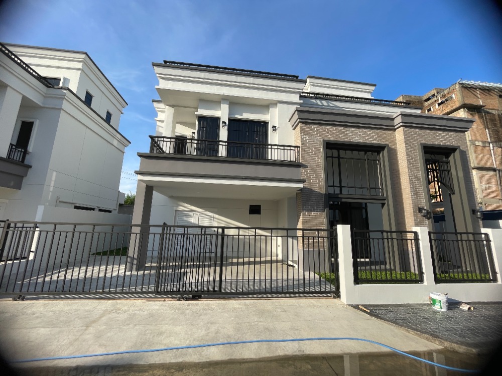 For SaleHousePathum Thani,Rangsit, Thammasat : Luxury 3-storey detached house for sale, Baan Nara Wongwaen-Ramintra, Modern European style, fully furnished. Near the entrance to the Chalong Rat Expressway (Chatuchot checkpoint), Fashion Island and The Promenade, Synphaet Hospital