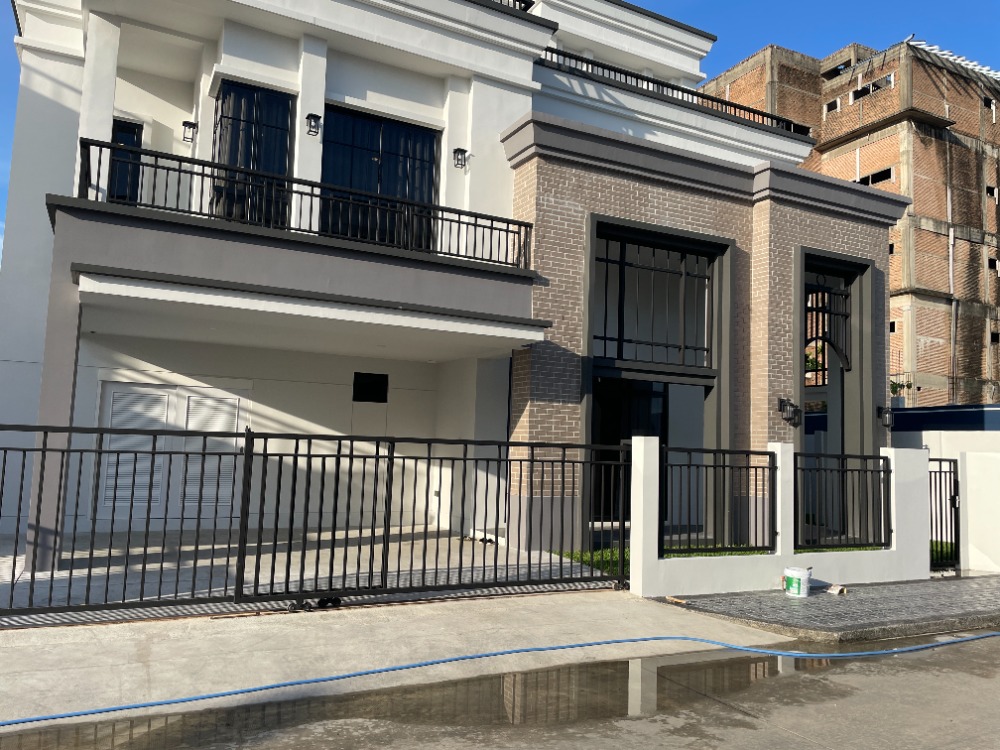 For SaleHousePathum Thani,Rangsit, Thammasat : Luxury 3-storey detached house for sale, Baan Nara Wongwaen-Ramintra, Modern European style, fully furnished. Near the entrance to the Chalong Rat Expressway (Chatuchot checkpoint), Fashion Island and The Promenade, Synphaet Hospital
