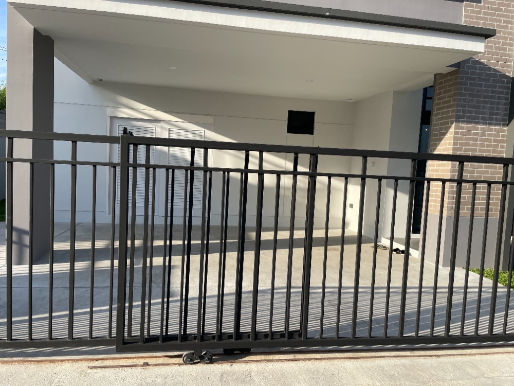 For SaleHousePathum Thani,Rangsit, Thammasat : Luxury 3-storey detached house for sale, Baan Nara Wongwaen-Ramintra, Modern European style, fully furnished. Near the entrance to the Chalong Rat Expressway (Chatuchot checkpoint), Fashion Island and The Promenade, Synphaet Hospital