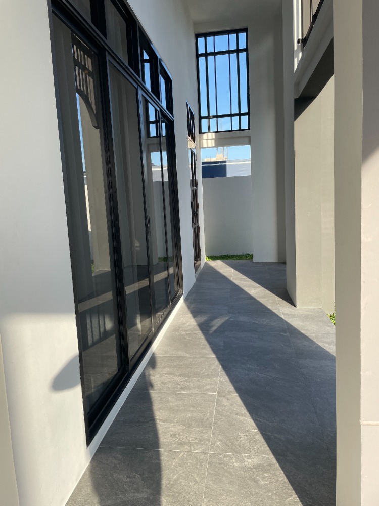 For SaleHousePathum Thani,Rangsit, Thammasat : Luxury 3-storey detached house for sale, Baan Nara Wongwaen-Ramintra, Modern European style, fully furnished. Near the entrance to the Chalong Rat Expressway (Chatuchot checkpoint), Fashion Island and The Promenade, Synphaet Hospital