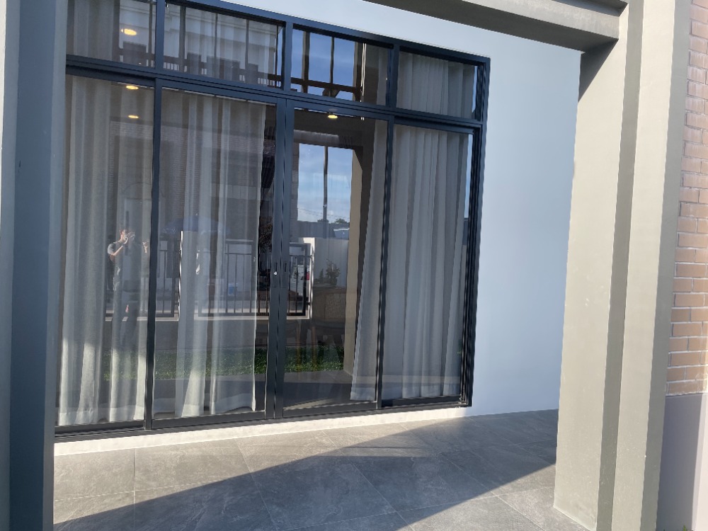 For SaleHousePathum Thani,Rangsit, Thammasat : Luxury 3-storey detached house for sale, Baan Nara Wongwaen-Ramintra, Modern European style, fully furnished. Near the entrance to the Chalong Rat Expressway (Chatuchot checkpoint), Fashion Island and The Promenade, Synphaet Hospital