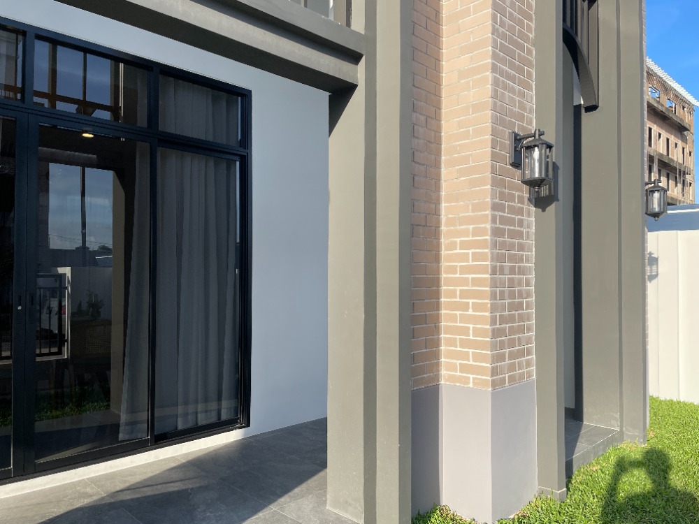 For SaleHousePathum Thani,Rangsit, Thammasat : Luxury 3-storey detached house for sale, Baan Nara Wongwaen-Ramintra, Modern European style, fully furnished. Near the entrance to the Chalong Rat Expressway (Chatuchot checkpoint), Fashion Island and The Promenade, Synphaet Hospital