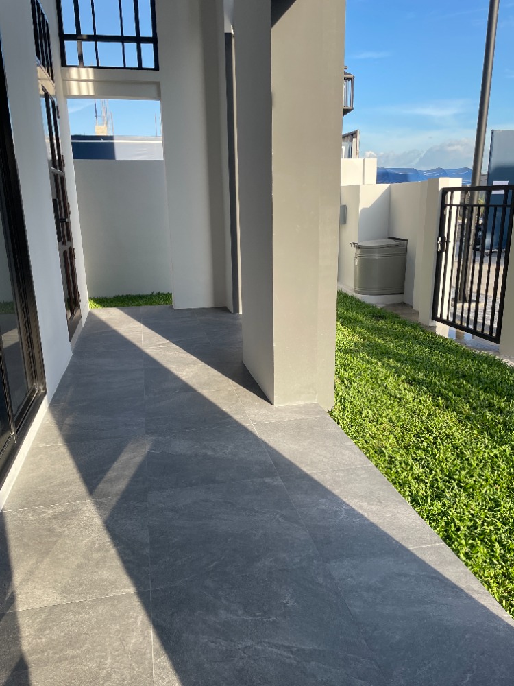 For SaleHousePathum Thani,Rangsit, Thammasat : Luxury 3-storey detached house for sale, Baan Nara Wongwaen-Ramintra, Modern European style, fully furnished. Near the entrance to the Chalong Rat Expressway (Chatuchot checkpoint), Fashion Island and The Promenade, Synphaet Hospital