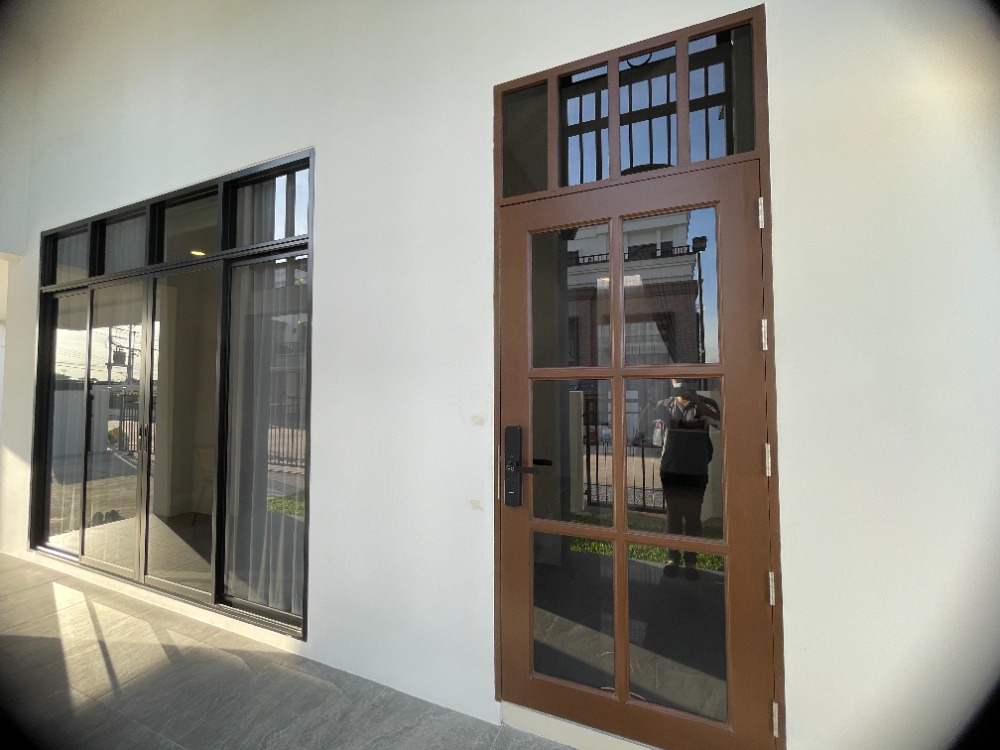 For SaleHousePathum Thani,Rangsit, Thammasat : Luxury 3-storey detached house for sale, Baan Nara Wongwaen-Ramintra, Modern European style, fully furnished. Near the entrance to the Chalong Rat Expressway (Chatuchot checkpoint), Fashion Island and The Promenade, Synphaet Hospital