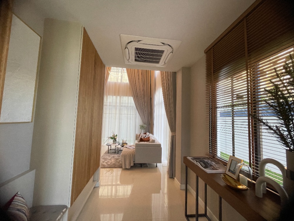 For SaleHousePathum Thani,Rangsit, Thammasat : Luxury 3-storey detached house for sale, Baan Nara Wongwaen-Ramintra, Modern European style, fully furnished. Near the entrance to the Chalong Rat Expressway (Chatuchot checkpoint), Fashion Island and The Promenade, Synphaet Hospital