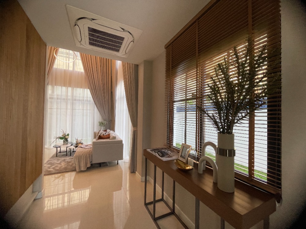 For SaleHousePathum Thani,Rangsit, Thammasat : Luxury 3-storey detached house for sale, Baan Nara Wongwaen-Ramintra, Modern European style, fully furnished. Near the entrance to the Chalong Rat Expressway (Chatuchot checkpoint), Fashion Island and The Promenade, Synphaet Hospital