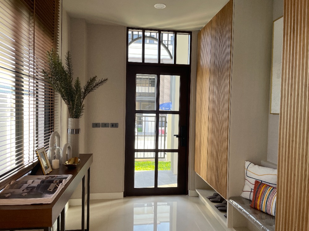 For SaleHousePathum Thani,Rangsit, Thammasat : Luxury 3-storey detached house for sale, Baan Nara Wongwaen-Ramintra, Modern European style, fully furnished. Near the entrance to the Chalong Rat Expressway (Chatuchot checkpoint), Fashion Island and The Promenade, Synphaet Hospital