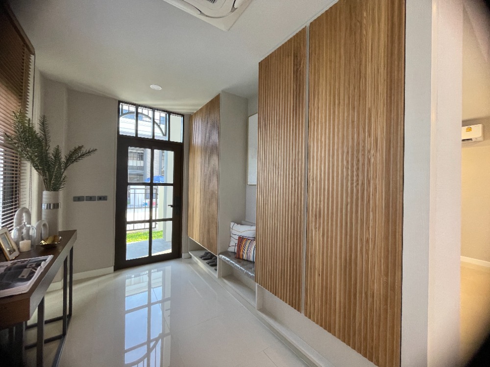 For SaleHousePathum Thani,Rangsit, Thammasat : Luxury 3-storey detached house for sale, Baan Nara Wongwaen-Ramintra, Modern European style, fully furnished. Near the entrance to the Chalong Rat Expressway (Chatuchot checkpoint), Fashion Island and The Promenade, Synphaet Hospital