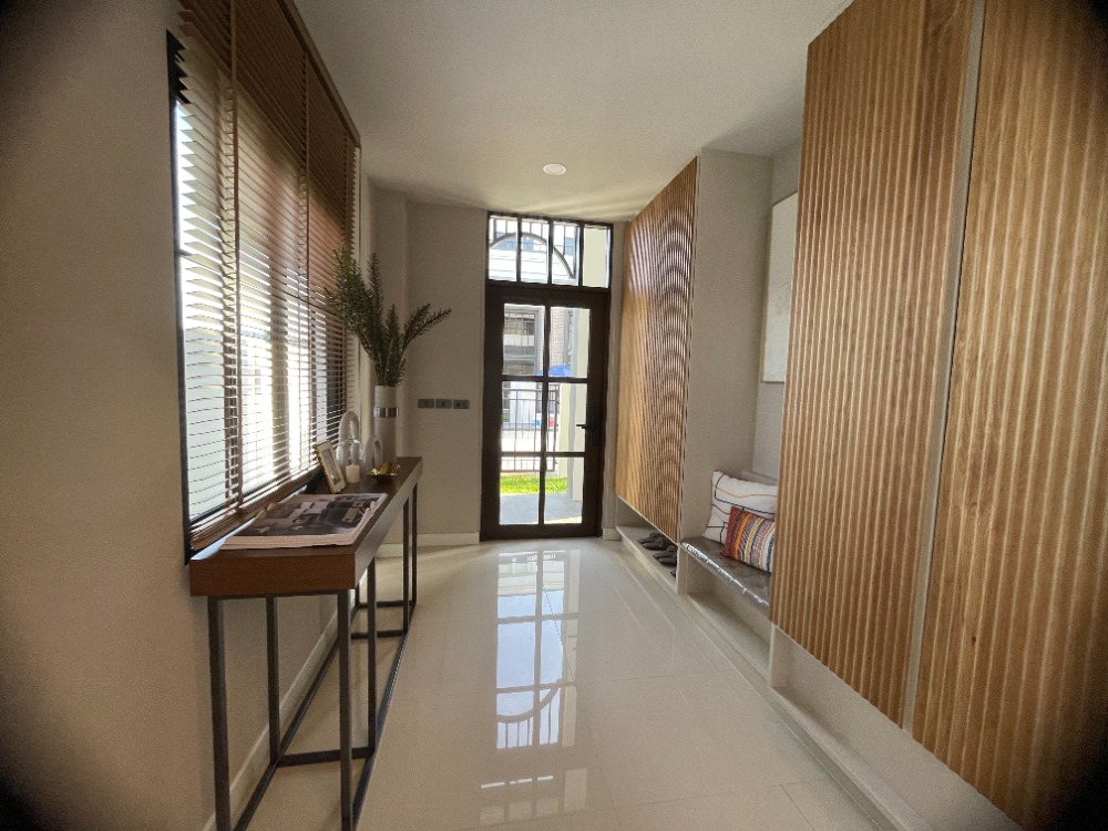 For SaleHousePathum Thani,Rangsit, Thammasat : Luxury 3-storey detached house for sale, Baan Nara Wongwaen-Ramintra, Modern European style, fully furnished. Near the entrance to the Chalong Rat Expressway (Chatuchot checkpoint), Fashion Island and The Promenade, Synphaet Hospital
