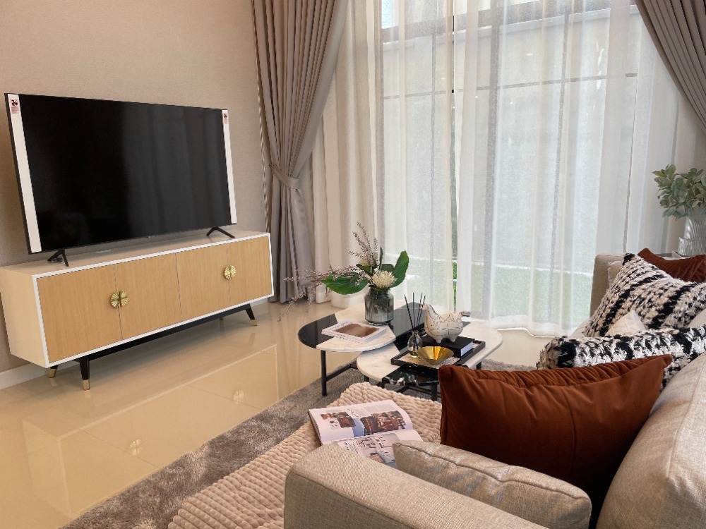 For SaleHousePathum Thani,Rangsit, Thammasat : Luxury 3-storey detached house for sale, Baan Nara Wongwaen-Ramintra, Modern European style, fully furnished. Near the entrance to the Chalong Rat Expressway (Chatuchot checkpoint), Fashion Island and The Promenade, Synphaet Hospital