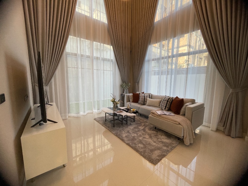 For SaleHousePathum Thani,Rangsit, Thammasat : Luxury 3-storey detached house for sale, Baan Nara Wongwaen-Ramintra, Modern European style, fully furnished. Near the entrance to the Chalong Rat Expressway (Chatuchot checkpoint), Fashion Island and The Promenade, Synphaet Hospital