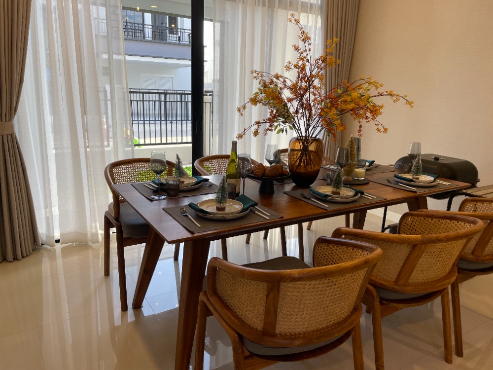 For SaleHousePathum Thani,Rangsit, Thammasat : Luxury 3-storey detached house for sale, Baan Nara Wongwaen-Ramintra, Modern European style, fully furnished. Near the entrance to the Chalong Rat Expressway (Chatuchot checkpoint), Fashion Island and The Promenade, Synphaet Hospital
