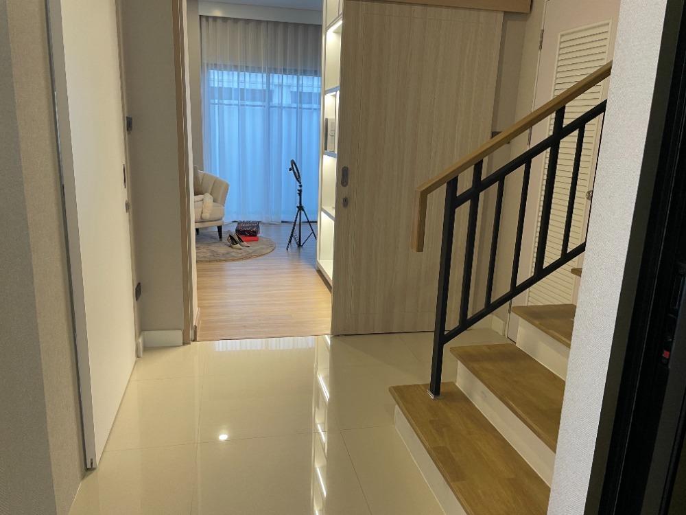 For SaleHousePathum Thani,Rangsit, Thammasat : Luxury 3-storey detached house for sale, Baan Nara Wongwaen-Ramintra, Modern European style, fully furnished. Near the entrance to the Chalong Rat Expressway (Chatuchot checkpoint), Fashion Island and The Promenade, Synphaet Hospital
