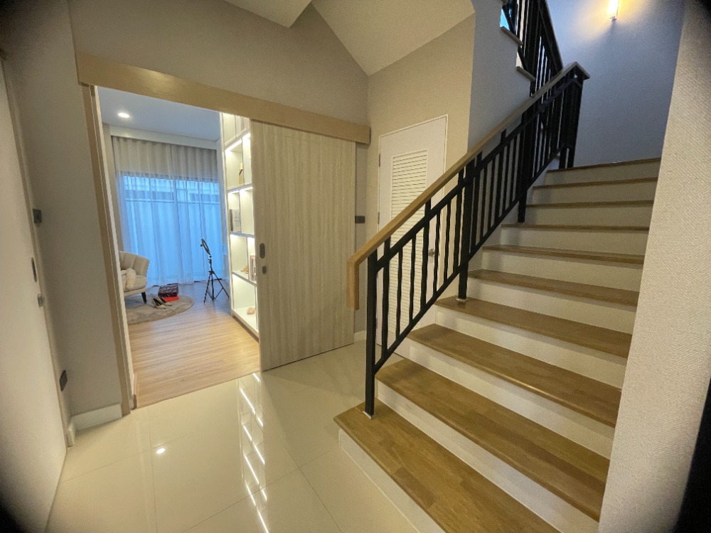 For SaleHousePathum Thani,Rangsit, Thammasat : Luxury 3-storey detached house for sale, Baan Nara Wongwaen-Ramintra, Modern European style, fully furnished. Near the entrance to the Chalong Rat Expressway (Chatuchot checkpoint), Fashion Island and The Promenade, Synphaet Hospital