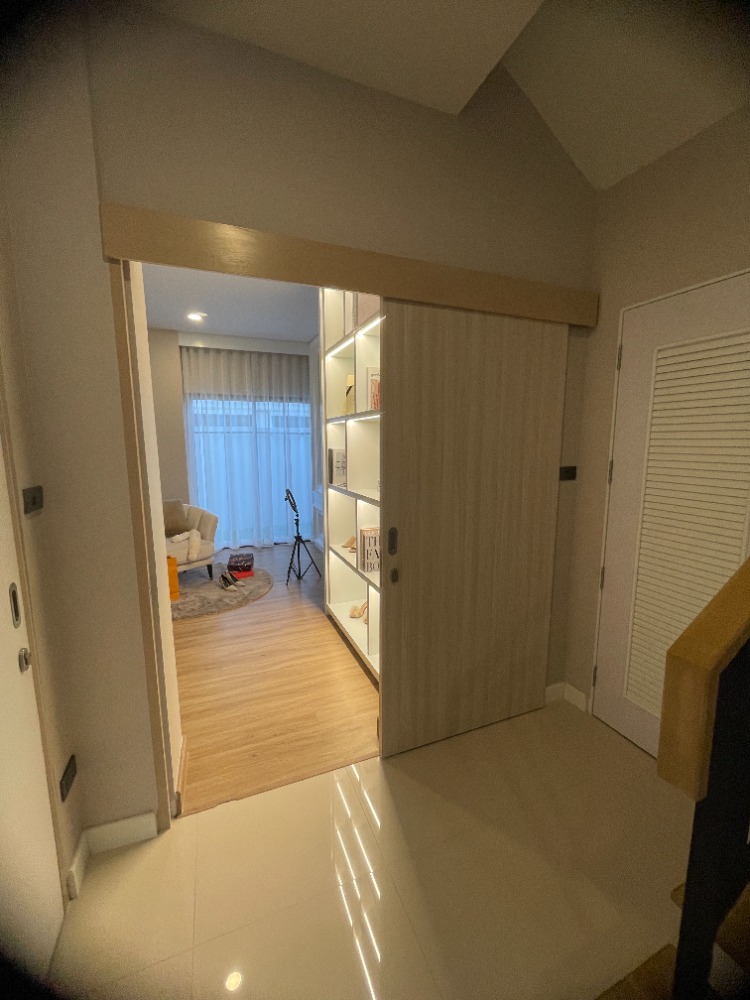 For SaleHousePathum Thani,Rangsit, Thammasat : Luxury 3-storey detached house for sale, Baan Nara Wongwaen-Ramintra, Modern European style, fully furnished. Near the entrance to the Chalong Rat Expressway (Chatuchot checkpoint), Fashion Island and The Promenade, Synphaet Hospital