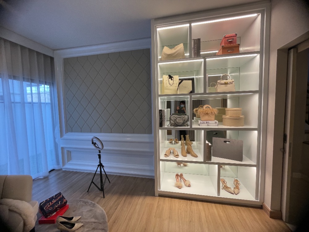 For SaleHousePathum Thani,Rangsit, Thammasat : Luxury 3-storey detached house for sale, Baan Nara Wongwaen-Ramintra, Modern European style, fully furnished. Near the entrance to the Chalong Rat Expressway (Chatuchot checkpoint), Fashion Island and The Promenade, Synphaet Hospital