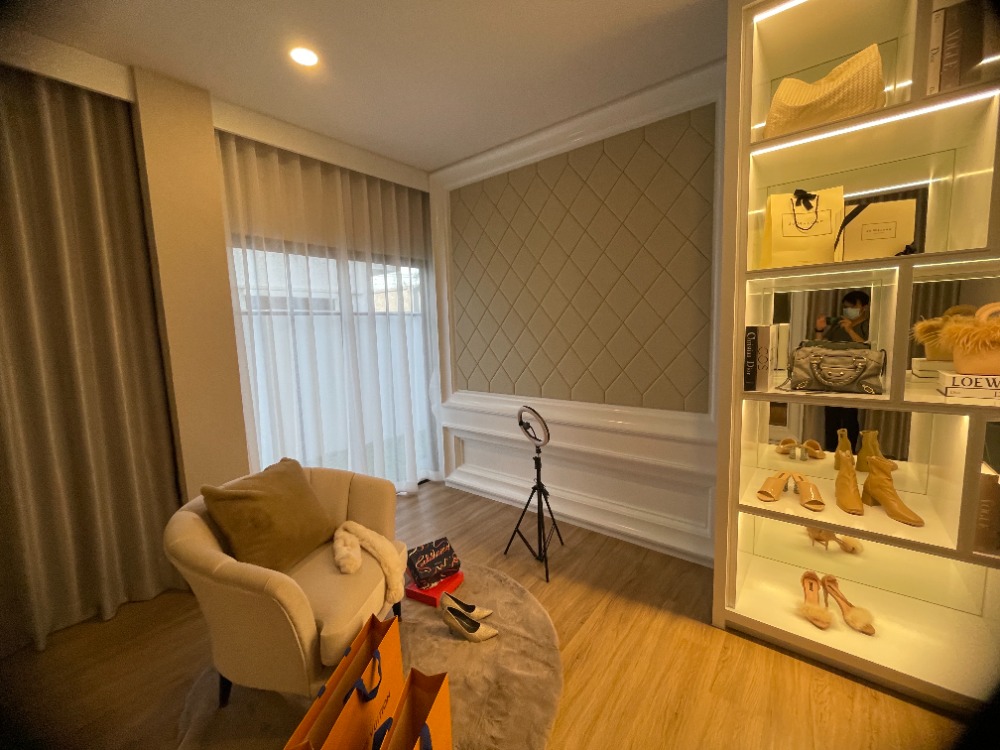 For SaleHousePathum Thani,Rangsit, Thammasat : Luxury 3-storey detached house for sale, Baan Nara Wongwaen-Ramintra, Modern European style, fully furnished. Near the entrance to the Chalong Rat Expressway (Chatuchot checkpoint), Fashion Island and The Promenade, Synphaet Hospital