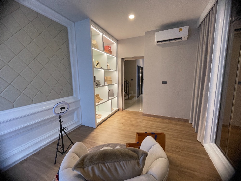 For SaleHousePathum Thani,Rangsit, Thammasat : Luxury 3-storey detached house for sale, Baan Nara Wongwaen-Ramintra, Modern European style, fully furnished. Near the entrance to the Chalong Rat Expressway (Chatuchot checkpoint), Fashion Island and The Promenade, Synphaet Hospital