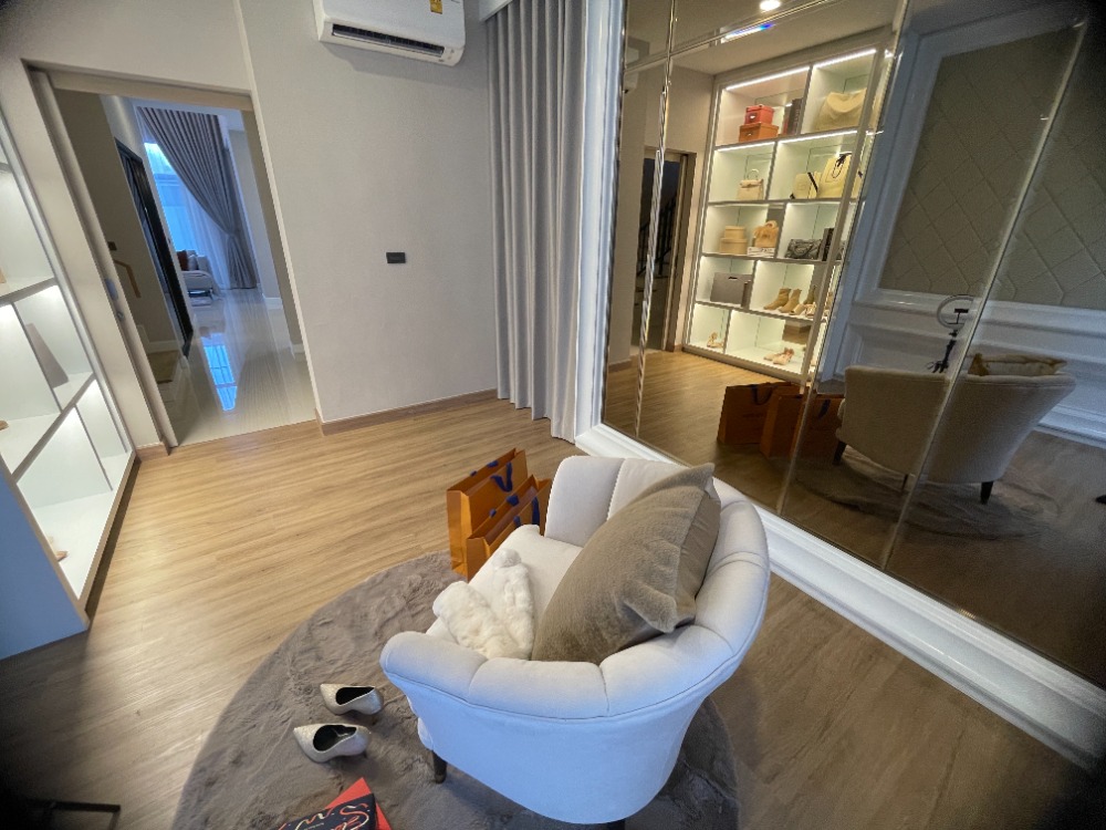 For SaleHousePathum Thani,Rangsit, Thammasat : Luxury 3-storey detached house for sale, Baan Nara Wongwaen-Ramintra, Modern European style, fully furnished. Near the entrance to the Chalong Rat Expressway (Chatuchot checkpoint), Fashion Island and The Promenade, Synphaet Hospital