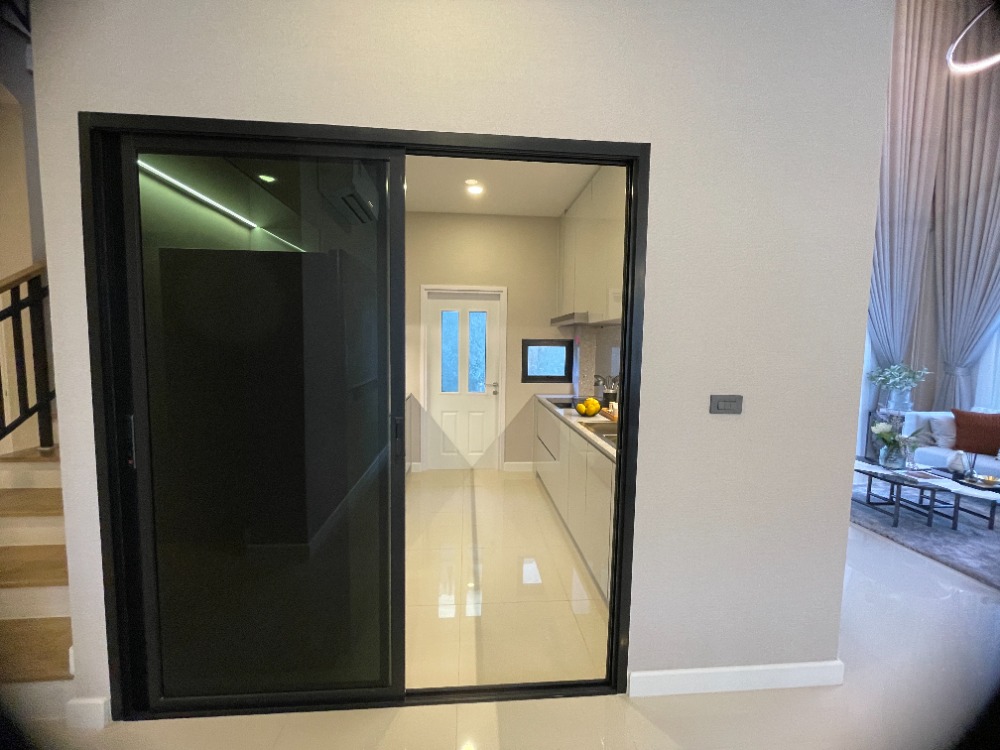 For SaleHousePathum Thani,Rangsit, Thammasat : Luxury 3-storey detached house for sale, Baan Nara Wongwaen-Ramintra, Modern European style, fully furnished. Near the entrance to the Chalong Rat Expressway (Chatuchot checkpoint), Fashion Island and The Promenade, Synphaet Hospital