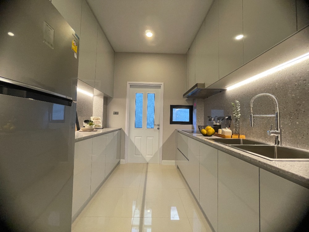 For SaleHousePathum Thani,Rangsit, Thammasat : Luxury 3-storey detached house for sale, Baan Nara Wongwaen-Ramintra, Modern European style, fully furnished. Near the entrance to the Chalong Rat Expressway (Chatuchot checkpoint), Fashion Island and The Promenade, Synphaet Hospital