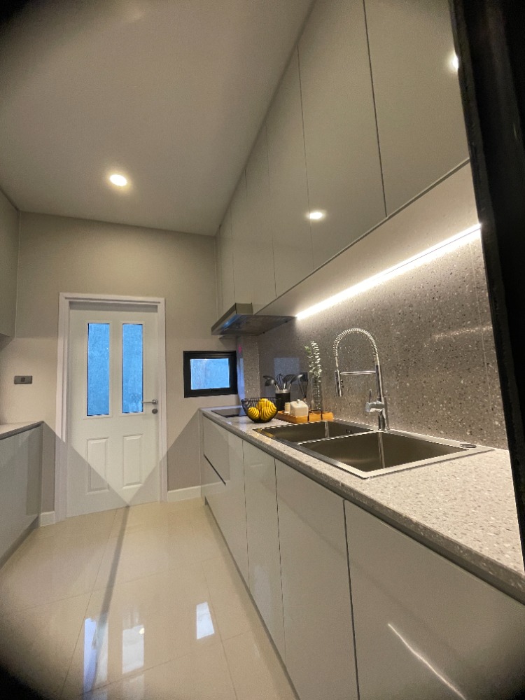 For SaleHousePathum Thani,Rangsit, Thammasat : Luxury 3-storey detached house for sale, Baan Nara Wongwaen-Ramintra, Modern European style, fully furnished. Near the entrance to the Chalong Rat Expressway (Chatuchot checkpoint), Fashion Island and The Promenade, Synphaet Hospital