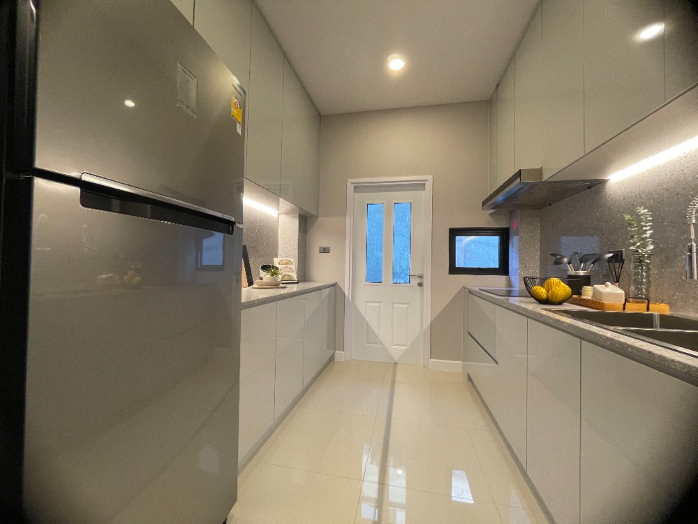 For SaleHousePathum Thani,Rangsit, Thammasat : Luxury 3-storey detached house for sale, Baan Nara Wongwaen-Ramintra, Modern European style, fully furnished. Near the entrance to the Chalong Rat Expressway (Chatuchot checkpoint), Fashion Island and The Promenade, Synphaet Hospital