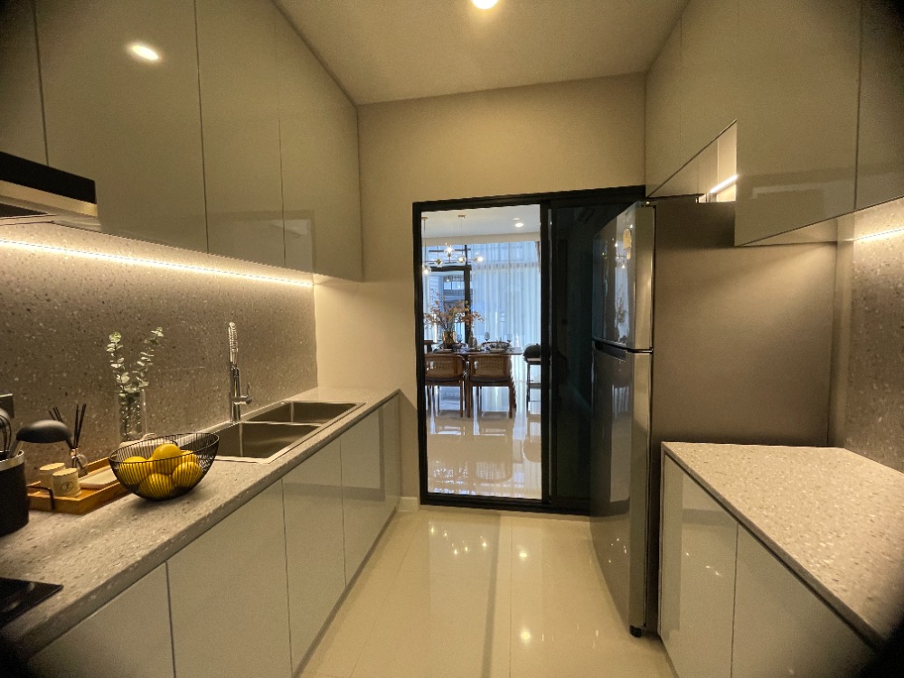 For SaleHousePathum Thani,Rangsit, Thammasat : Luxury 3-storey detached house for sale, Baan Nara Wongwaen-Ramintra, Modern European style, fully furnished. Near the entrance to the Chalong Rat Expressway (Chatuchot checkpoint), Fashion Island and The Promenade, Synphaet Hospital