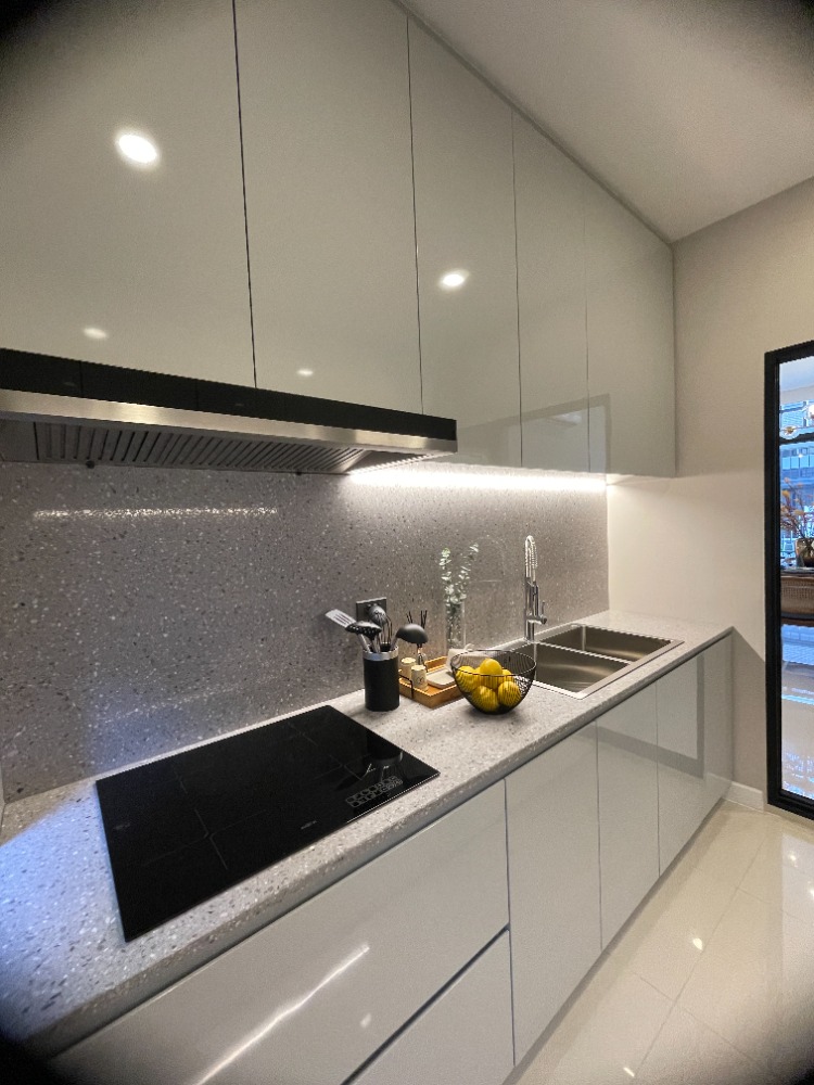 For SaleHousePathum Thani,Rangsit, Thammasat : Luxury 3-storey detached house for sale, Baan Nara Wongwaen-Ramintra, Modern European style, fully furnished. Near the entrance to the Chalong Rat Expressway (Chatuchot checkpoint), Fashion Island and The Promenade, Synphaet Hospital